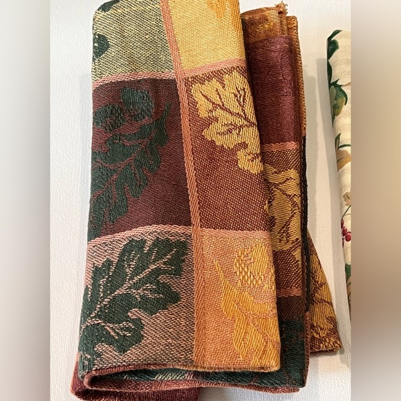 Two sets of 4 Unbranded napkins - Green, Burgundy & Gold - Gold, Green & Ivory - Picture 2 of 4